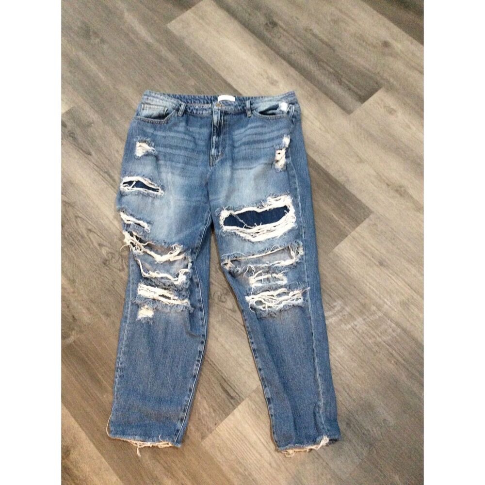 KanCan Signature Ultra High Rise mom jeans Tapered Size 32 destroyed.